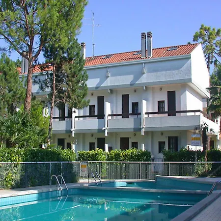 Villa Relaxing Villa With Shared Pool Lignano Sabbiadoro